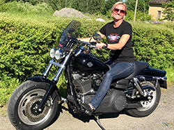 Marianne på Fat Bob-en